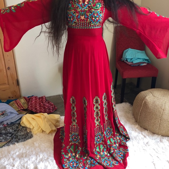 Red long sleeve gown - Picture 1 of 5